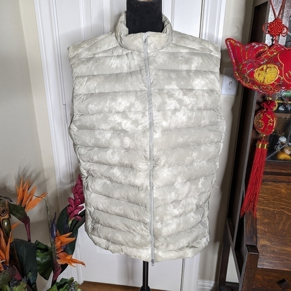 lululemon athletica Cream Puffer Vest - Picture 3 of 6